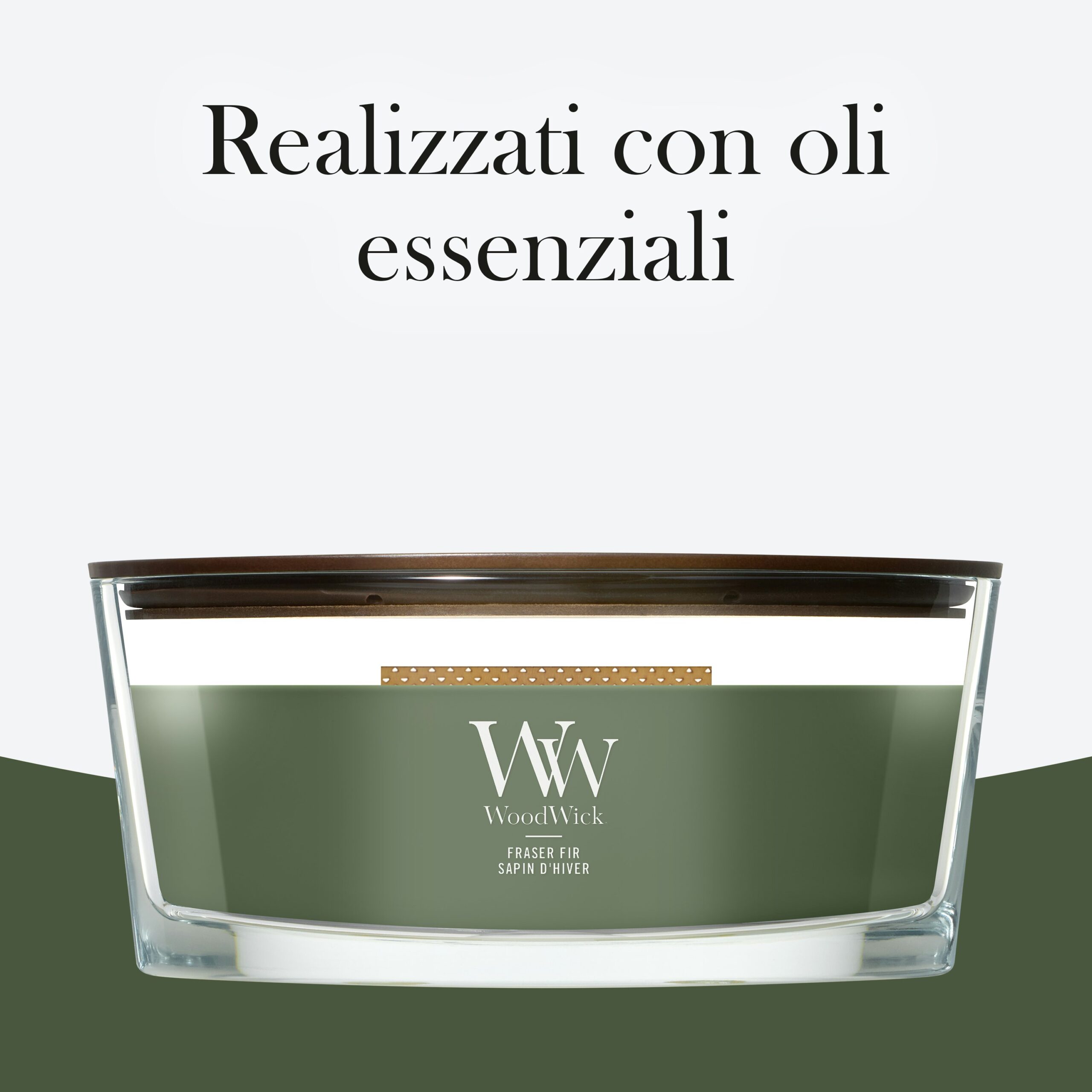Frasier Fir – Ellipse – Woodwick Ellipse 5 Una candela Frasier Fir - Ellipse - WoodWick con coperchio in legno e cera verde. Sopra di essa, una scritta in italiano recita “Realizzati con oli essenziali”. Il profumo avvolgente evoca la freschezza dell’abete di Frasier.