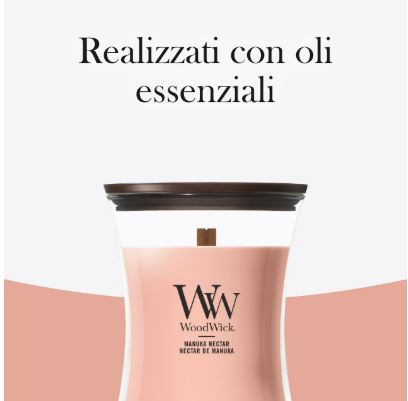 Manuka Nectar – Giara Media – Woodwick Giara media 6 Una candela “Manuka Nectar” - Giara Media - WoodWick in un barattolo di vetro rosa con coperchio marrone. La scritta sopra recita: “Realizzati con oli essenziali”. L'etichetta della candela riporta la dicitura “WoodWick Manuka Nectar, Nectar de Manuka”.
