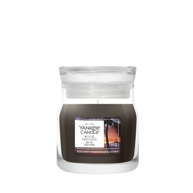 Black Coconut – Candela Piccola – Yankee Candle 100 Punti Una candela in vasetto di vetro da 110 g con l'etichetta "Black Coconut - Tumbler Piccolo - Yankee Candle", caratterizzata da cera scura e un unico stoppino bianco.