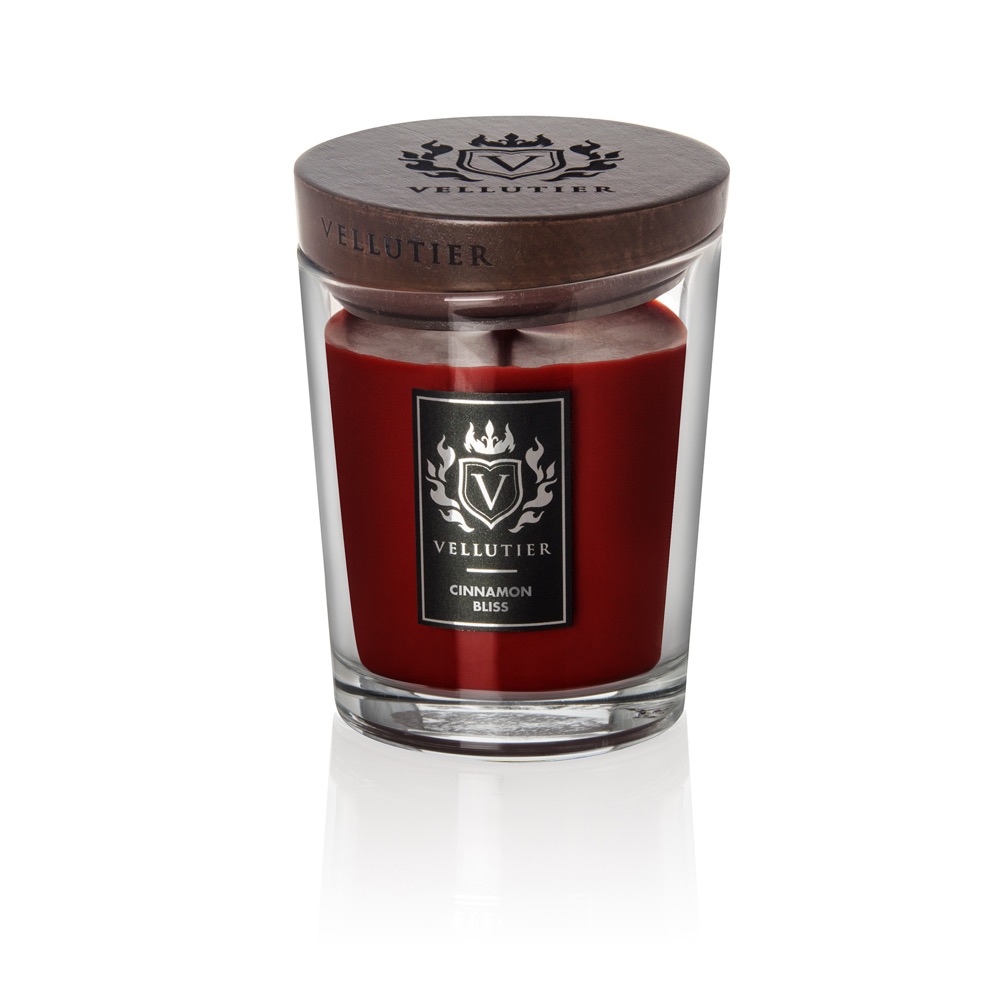 Cinnamon Bliss – Candela Media – Vellutier Vellutier Candela Media La candela "Cinnamon Bliss - Candela Media - Vellutier" è in barattolo di vetro trasparente e presenta una ricca cera rossa che ne esalta il profumo. È impreziosita da un coperchio in legno con il logo Vellutier e offre un tranquillo mix di eleganza e aroma.