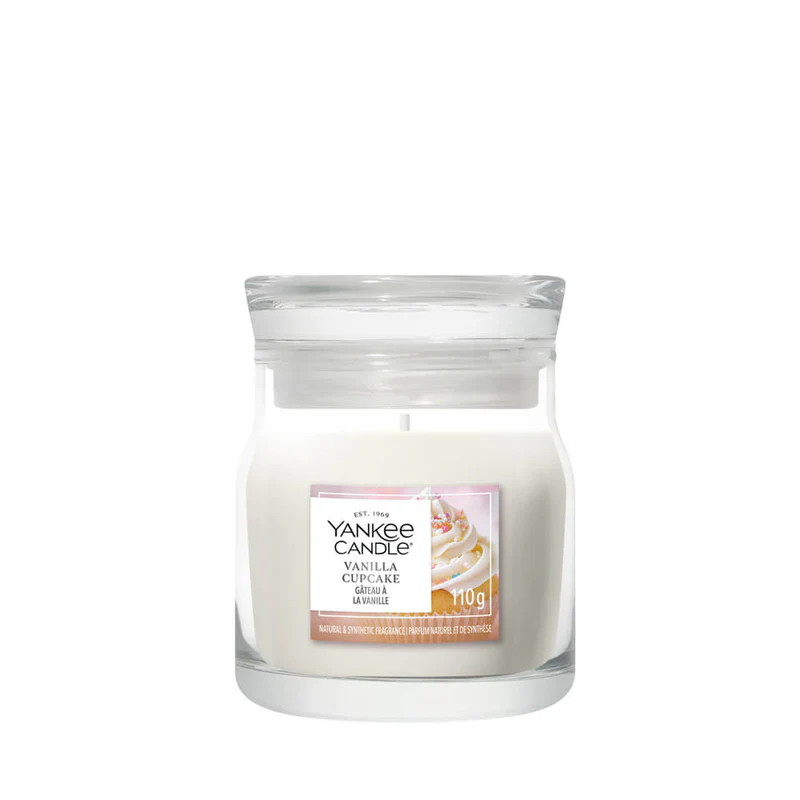 Vanilla Cupcake – Candela Piccola – Yankee Candle 100 Punti Una candela Yankee Candle “Vanilla Cupcake Tumbler Piccolo” da 110 g in barattolo di vetro, con cera bianca, etichetta con l’immagine di un cupcake e coperchio trasparente.