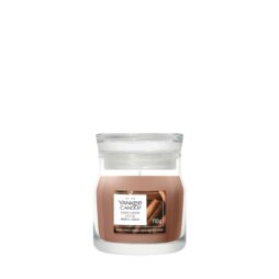 Una candela in barattolo di vetro da 110 g nel caratteristico stile Tumbler Piccolo, con l'etichetta “Cinnamon stick - Tumbler Piccolo - Yankee Candle”, realizzata con cera marrone chiaro e uno stoppino bianco.