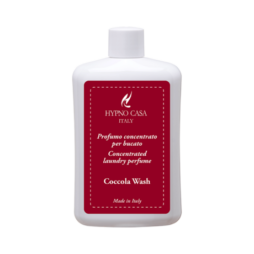 Un flacone bianco con un'etichetta rossa su cui sono riportate le scritte "Hypno Casa Italy", "Profuma Bucato Hypno - Coccola Wash" e "Made in Italy" in caratteri bianchi. Il flacone da 400 ml è dotato di un tappo a vite bianco e presenta un design minimalista.