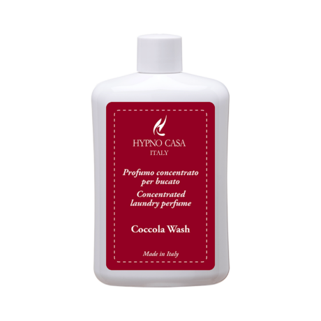 Profuma Bucato Hypno – Coccola Wash – Hypno Casa – 400 ml Bucato 400 ml Un flacone bianco con un'etichetta rossa su cui sono riportate le scritte "Hypno Casa Italy", "Profuma Bucato Hypno - Coccola Wash" e "Made in Italy" in caratteri bianchi. Il flacone da 400 ml è dotato di un tappo a vite bianco e presenta un design minimalista.