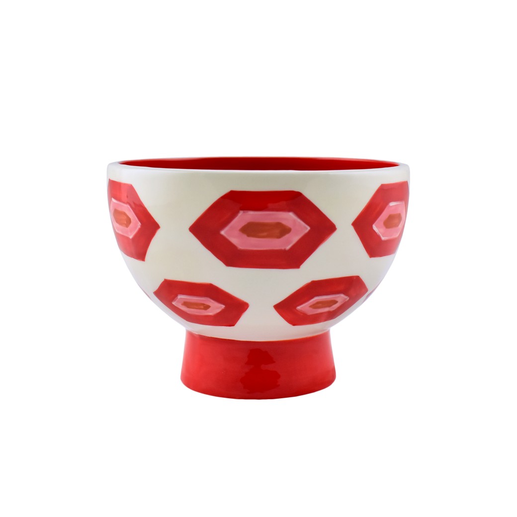 Vaso o Fioriera Ceramica – Enzo – Querico – Rosso-Beige Porta Vasi La ciotola in ceramica bianca Enzo, parte della collezione Vaso in Ceramica - Enzo - Querico, presenta una base larga e un vivace motivo geometrico esagonale rosso. Il suo interno rosso pieno completa magnificamente il design, dando vita a un pezzo accattivante e audace che si distingue in qualsiasi arredamento moderno.