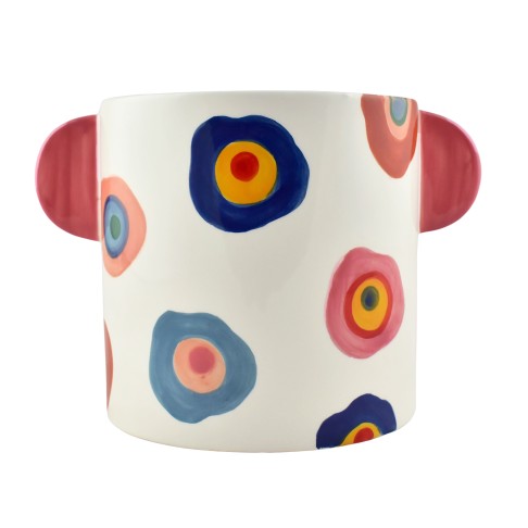 Vaso o Porta Vaso in Ceramica – Valeria – Querico Porta Vasi Il Vaso in Ceramica - Valeria di Querico presenta motivi circolari giocosi in vivaci blu, rossi e gialli su uno sfondo bianco pulito. Presenta due graziosi manici rosa a forma di orecchio sui lati, aggiungendo un tocco di gioia e unicità a qualsiasi spazio.