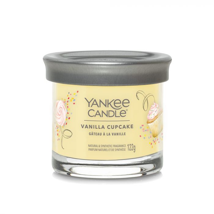 Vanilla Cupcake – Tumbler Piccolo – Yankee Candle Vanilla Cupcake Il Vanilla Cupcake - Tumbler Piccolo di Yankee Candle è un grazioso barattolo di vetro con un'etichetta giallo chiaro raffigurante illustrazioni di cupcake e fiori. Ha un coperchio grigio e un testo che evidenzia la miscela di fragranze naturali e sintetiche, catturando perfettamente la dolce essenza.
