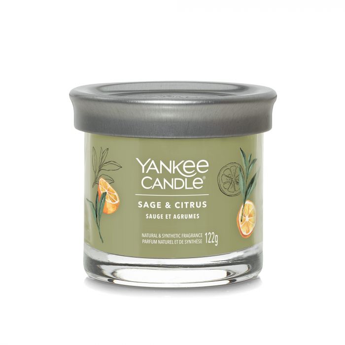Sage and Citrus – Tumbler Piccolo – Yankee Candle 100 Punti Il Sage and Citrus - Tumbler Piccolo di Yankee Candle presenta un'immagine vivace a tema verde e agrumi sulla sua etichetta. Il suo coperchio grigio contiene in modo sicuro 122 g di fragranze sia naturali che sintetiche, che racchiudono la miscela rinfrescante di salvia e agrumi piccanti.