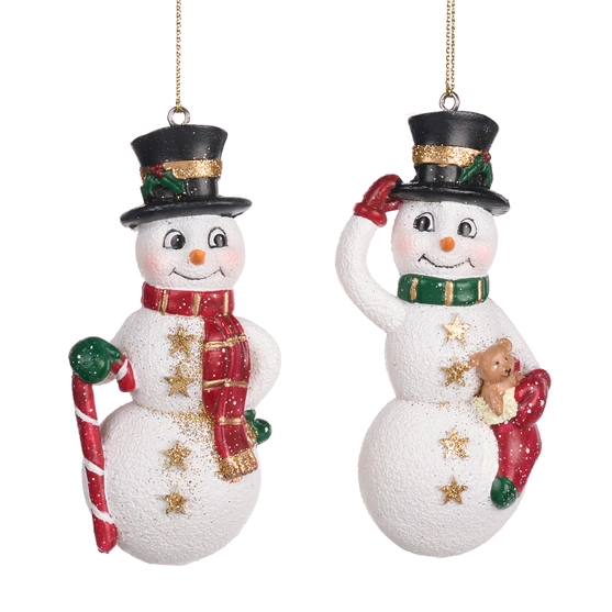 Con gli ornamenti Pupazzo di Neve, due pupazzi di neve indossano cappelli a cilindro neri e sciarpe rosse. Uno stringe un bastoncino di zucchero, mentre l'altro agita un orsacchiotto. Sono decorati con stelle dorate e hanno piccoli nasi a carota, sospesi elegantemente da cordini dorati.