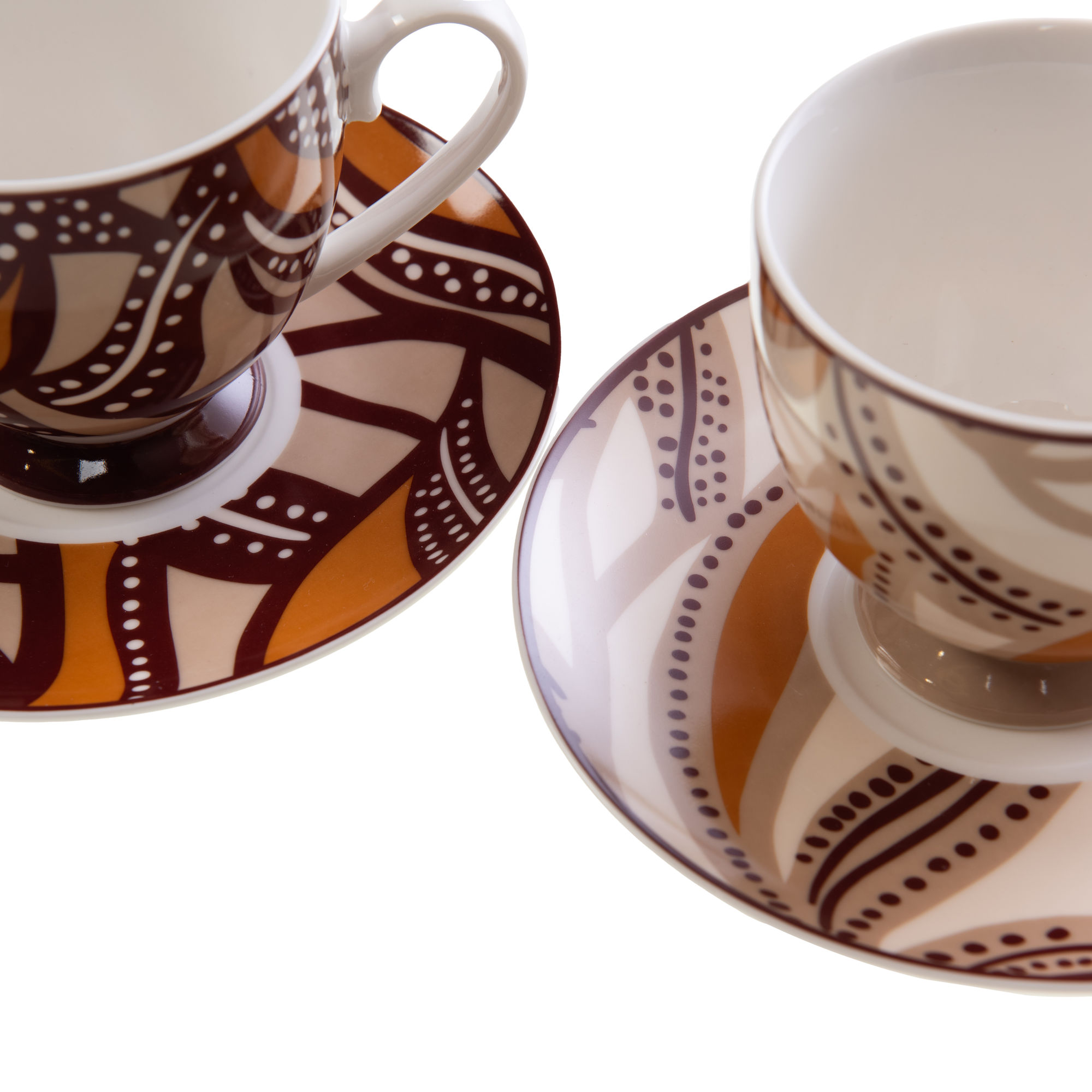 Set 2 Tazze Thè – Linea – Bettina – Amadeus Linea Bettina Amadeus 3 Il Set 2 Tazze Thè della Linea Bettina by Amadeus è composto da tazze e piattini in ceramica con motivi astratti marroni e arancioni, che incorporano linee ondulate e punti. Una finitura lucida aggiunge eleganza, estendendosi senza soluzione di continuità sui piattini e sugli esterni delle tazze.