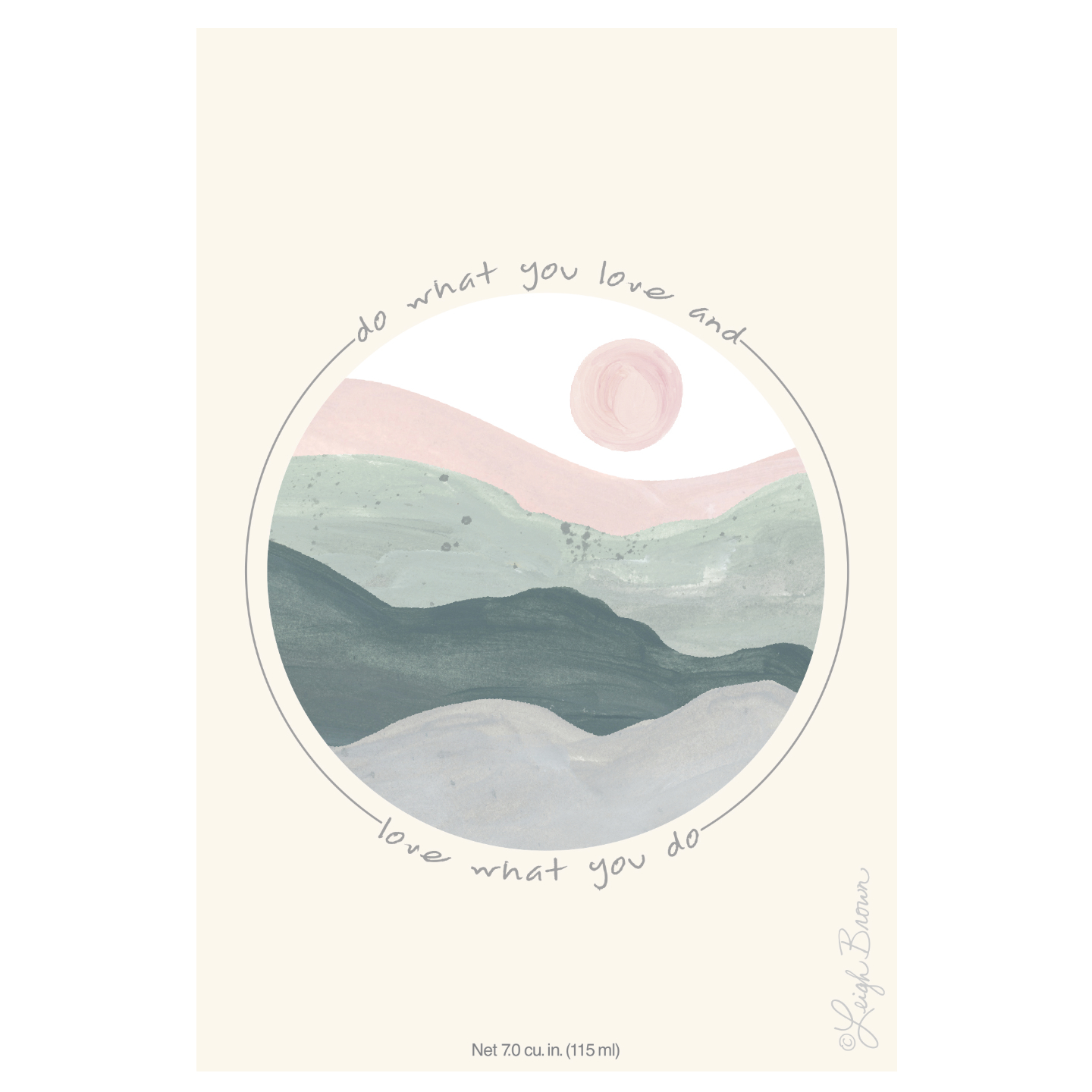 Un'opera d'arte minimalista raffigura un sole su paesaggi pastello in rosa, verde e grigio. Si legge "fai ciò che ami e ama ciò che fai", con una firma discreta nell'angolo in basso a destra, che riecheggia l'essenza serena di Do What You Love - Busta Profumata Grande.