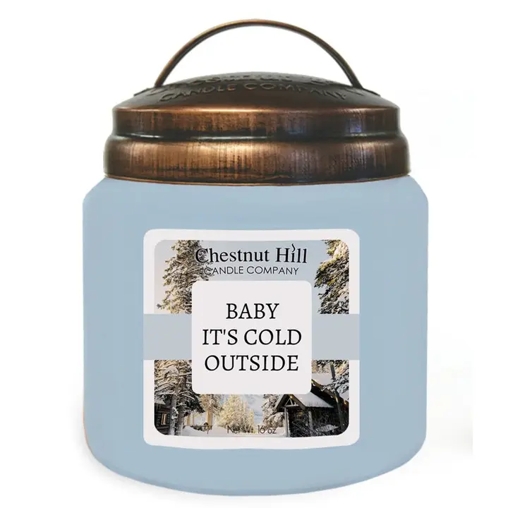 La Candela Grande "Baby It's Cold Outside" di Chestnut Hill &egrave; un barattolo di candela azzurro chiaro da 16 oz con una scena invernale di alberi innevati e una baita. Presenta un coperchio in bronzo, perfetto per aggiungere eleganza alle tue accoglienti notti invernali.