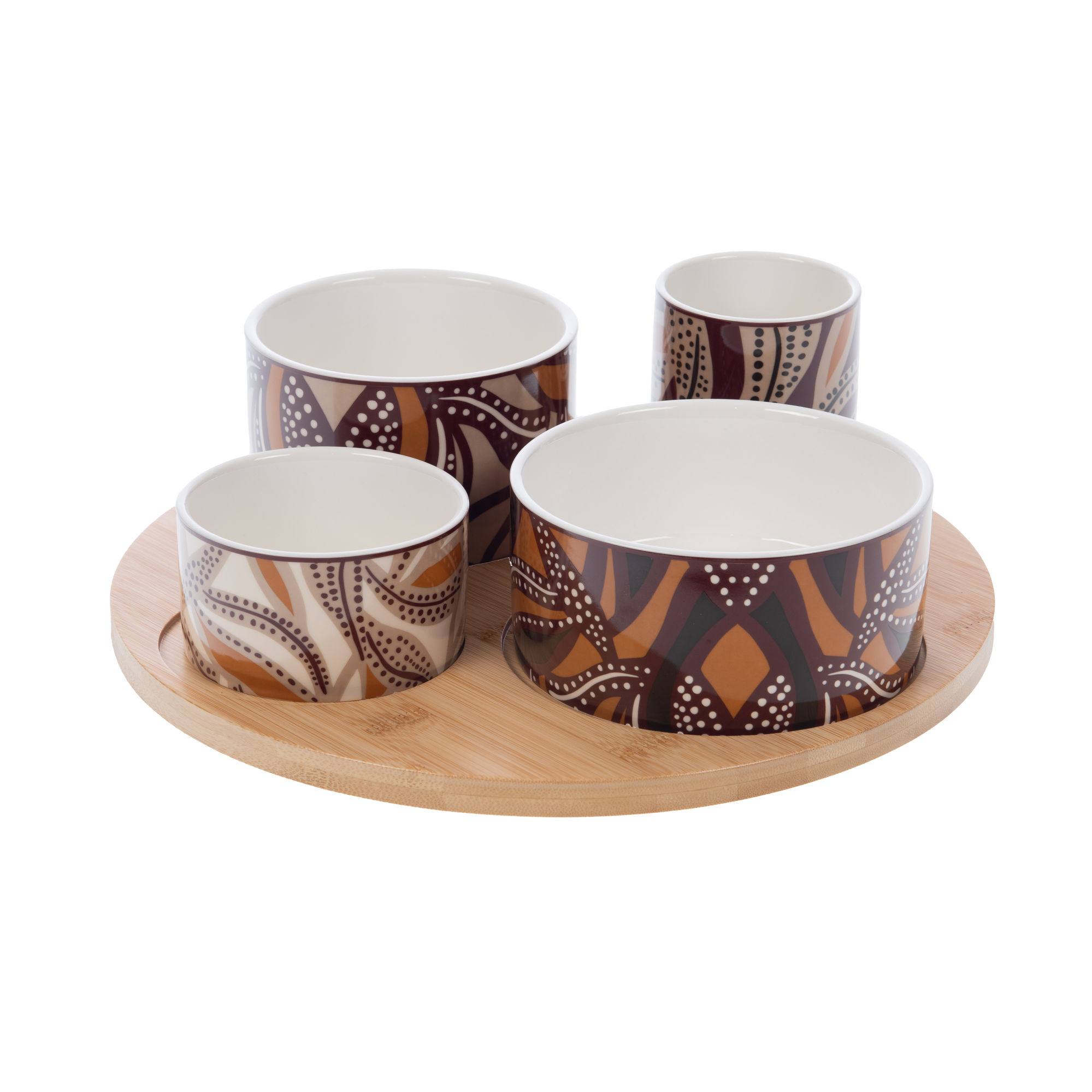 L'Antipastiera - Linea - Bettina - Amadeus è composta da una base rotonda in legno con quattro ciotole in ceramica di diverse dimensioni, caratterizzate da motivi astratti colorati nei toni della terra, come il marrone, l'arancione e il crema, decorati con motivi a pois.