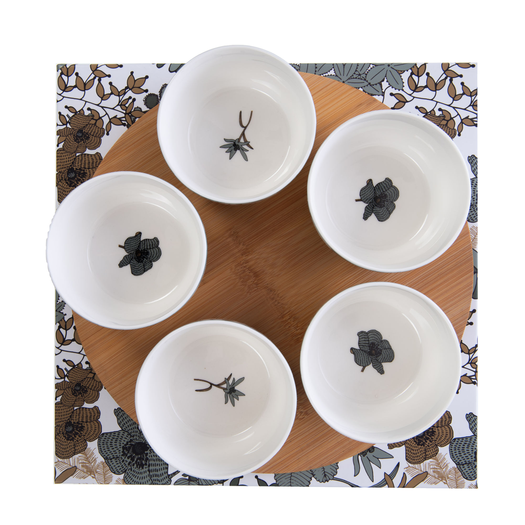 Confezione 5 tazze – Linea Neva – Amadeus Linea Neva 2 Un set di cinque tazze in ceramica bianca con motivi floreali neri, disposte in cerchio su legno, con un tessuto floreale che fa capolino. Questi eleganti pezzi di Confezione 5 tazze - Linea Neva di Amadeus donano un fascino classico al tuo ambiente.