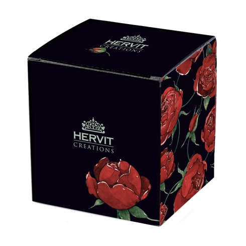 Candela Rose Baccarat in Vetro Nero – Hervit Candele Hervit 2 Una scatola nera con la scritta "Hervit Creations" in testo bianco e un logo coronato riecheggia l'eleganza Baccarat. La Candela Rose Baccarat in Vetro Nero è decorata con rose rosse sui lati e sulla parte superiore, arricchita da un motivo floreale che ne esalta il fascino sofisticato.