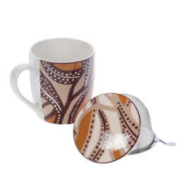 La Mug con Filtro della Linea Bettina by Amadeus è una tazza in ceramica con un motivo astratto marrone e beige, completata da un coperchio abbinato e da un infusore per il tè in metallo.