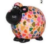 La Pecora Giselle - Pomme Pidou è una statuetta rotonda di pecora con testa e piedi neri, caratterizzata da un corpo colorato con motivo a cuore in tonalità rosa, arancione e blu. È rivolta leggermente verso sinistra.