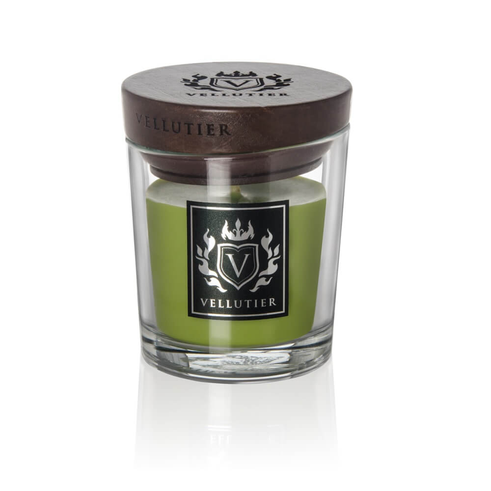 Ancient Oakwoods – Media – Vellutier Vellutier Candela Media La candela in barattolo di vetro Vellutier in "Ancient Oakwoods" presenta cera verde e un coperchio di legno con il logo Vellutier. L'etichetta frontale, ispirata agli antichi legni di quercia, mostra un elegante emblema e il nome "Vellutier.