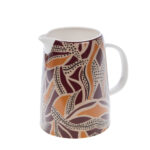 Brocca - Linea Bettina - Amadeus è una brocca in ceramica con un motivo astratto a foglie in marrone, beige e arancione. Presenta linee tratteggiate e ondulate, un manico liscio e curvo e un beccuccio versatore.