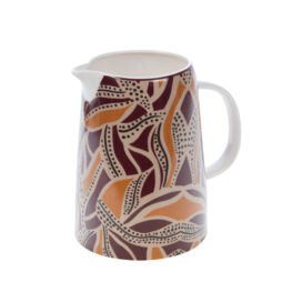 Brocca - Linea Bettina - Amadeus è una brocca in ceramica con un motivo astratto a foglie in marrone, beige e arancione. Presenta linee tratteggiate e ondulate, un manico liscio e curvo e un beccuccio versatore.