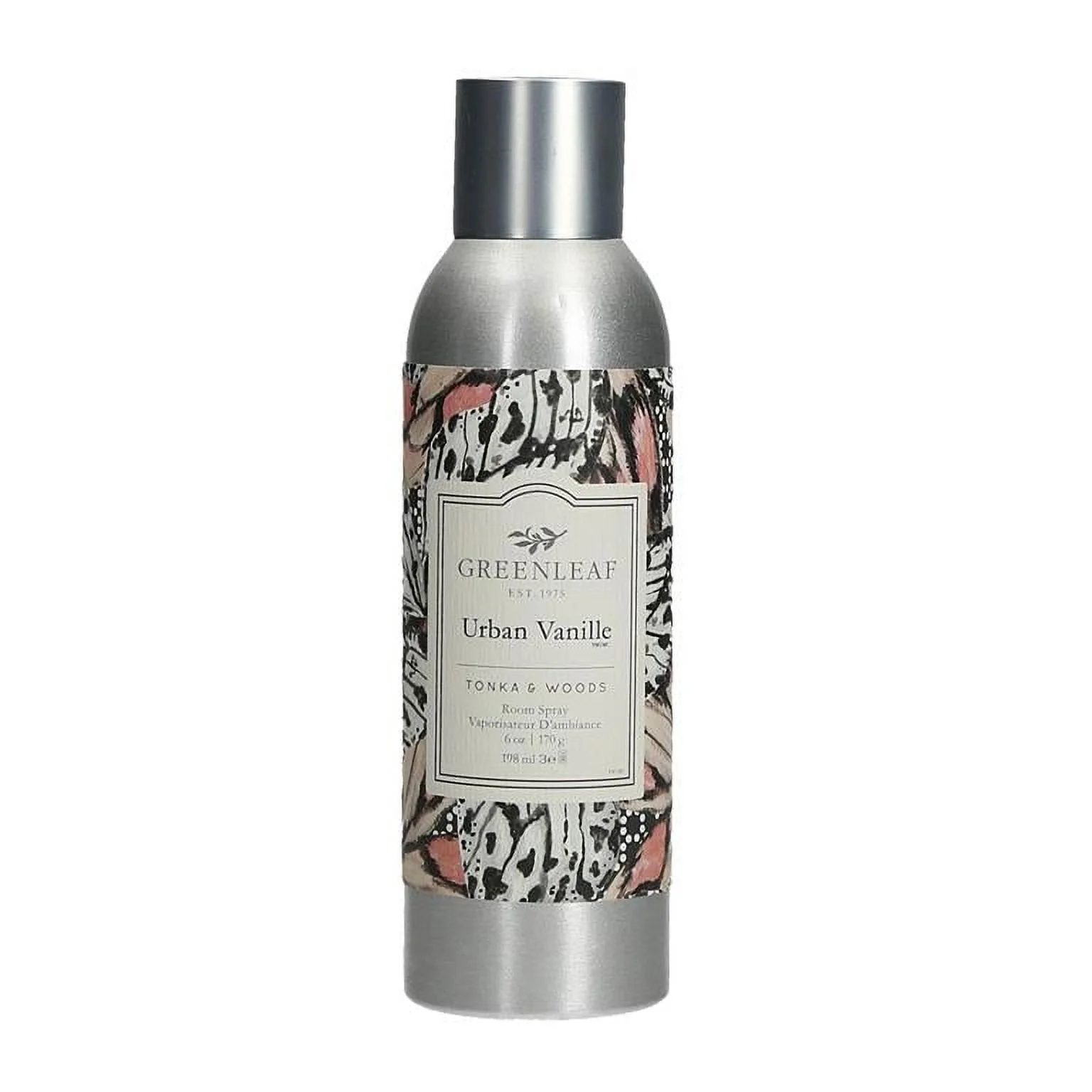 Urban Vanilla – Spray per Ambiente – Greenleaf Sconto 70% Un flacone spray metallico, etichettato "Urban Vanilla - Spray per Ambiente - Greenleaf", poggia su uno sfondo con motivi rosa, neri e beige. Con la fragranza "Tonka & Woods", il suo elegante tappo argentato e il design raffinato lo rendono un'aggiunta perfetta a qualsiasi stanza.