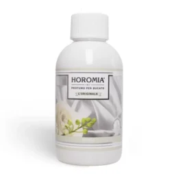 La bottiglia da 250 ml "White - Profuma Bucato - Horomia" presenta un design elegante con immagini di tessuto e fiori. Il suo tappo bianco completa l'etichetta, incarnando l'essenza della linea Profuma Bucato di Horomia.