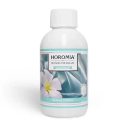 Il Bianco Infinito Profuma Bucato da 250 ml di Horomia presenta un design pastello con etichetta azzurra, fiore di plumeria e motivo in tessuto. Le parole "L'originale" e "Bianco Infinito" incarnano la freschezza sulla sua bottiglia bianca.