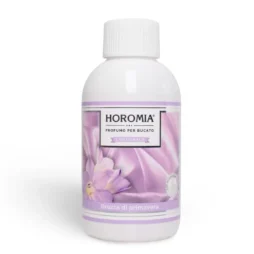 Il profumo Horomia Brezza di Primavera Profuma Bucato da 500 ml è contenuto in un flacone bianco con un motivo viola e un'immagine di fiori e l'etichetta "Profumo per Bucato", che offre una delicata freschezza a ogni lavaggio.