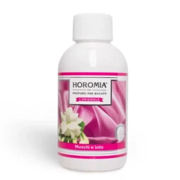 Il flacone da 250 ml di Horomia Profuma Bucato, Muschio e Loto è caratterizzato da un'etichetta rosa e bianca con fiori bianchi e una consistenza setosa.