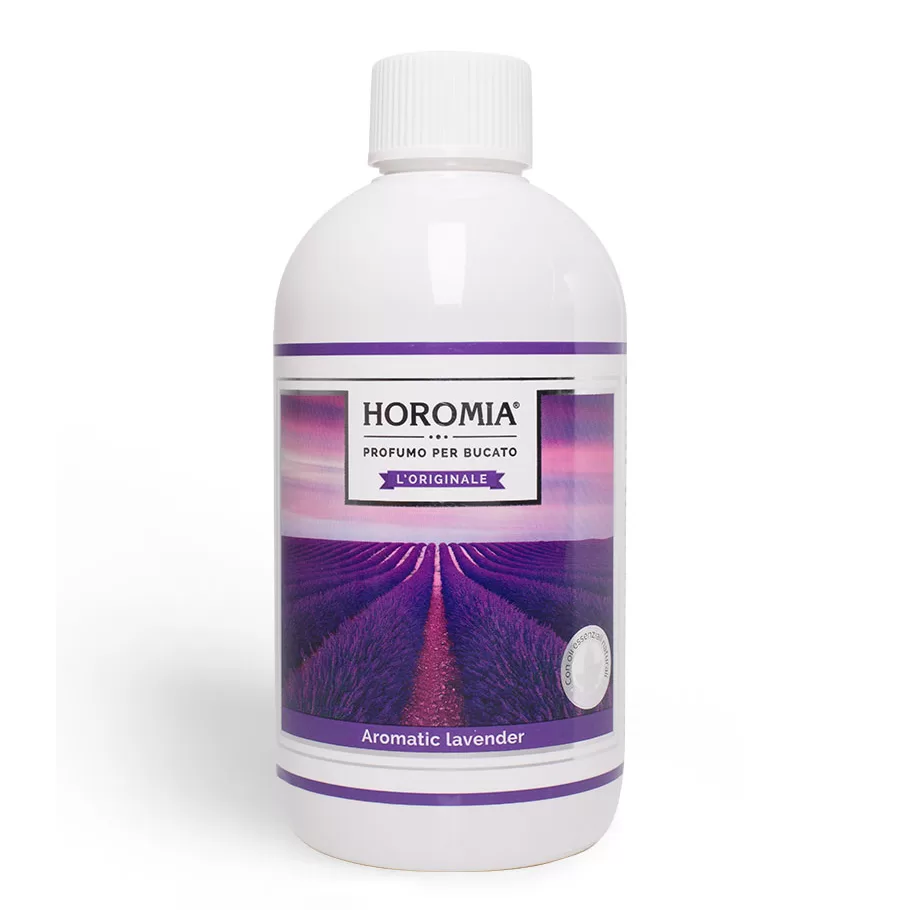 Profuma Bucato – Aromatic Lavender – Horomia 500 ml Horomia 500 ml La bottiglia "Profuma Bucato - Aromatic Lavender - Horomia 500 ml" è bianca con un'immagine di un campo di lavanda, sigillo argentato e "Profumo per Bucato" sull'etichetta. Presenta un tappo bianco.