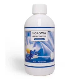 Una bottiglia da 500 ml di Profuma Bucato Blue Fior di Loto di Horomia presenta un'etichetta a tema blu con immagini di fiori di loto, creando una fresca impressione floreale.