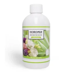 Musica del Sole - Profuma Bucato Horomia, un flacone da 500 ml con etichetta floreale verde e bianca, contiene la fragranza "Musica del Sole" ed è dotato di un elegante tappo bianco per migliorare la tua esperienza di lavaggio.