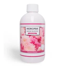 Petali di Peonia - Profuma Bucato Horomia (500 ml) è caratterizzato da un design con fiori di peonia rosa, un tappo bianco e una bottiglia prevalentemente bianca con accenti rossi, che incarnano eleganza e freschezza.