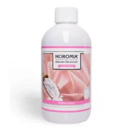 Un elegante flacone da 50 ml di Horomia Soffice Talco con etichetta rosa reca la scritta "PROFUMO PER BUCATO", raffigurante una polvere bianca e un panno rosa, ed è rifinito con un tappo bianco, perfetto per profumare il bucato con deliziose fragranze.