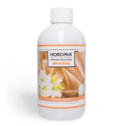 Un flacone bianco di "Vento D'Oriente - Profuma Bucato - Horomia da 500 ml" è adagiato su uno sfondo bianco, decorato con sereni fiori bianchi e lussuoso raso marrone, promettendo un incantevole viaggio olfattivo a ogni lavaggio.
