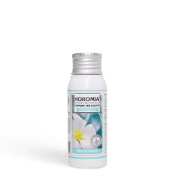 Profuma Bucato White di Horomia, 50 ml, è caratterizzato da una fragranza Blanc Infinito, con un'etichetta di testo in italiano raffigurante un fiore bianco. Ha un design minimalista con accenti verde acqua e grigio su uno sfondo bianco ed è sormontato da un tappo a vite argentato.