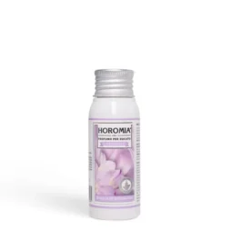 Una bottiglia da 50 ml di Brezza di Primavera - Profuma Bucato di Horomia presenta un'etichetta color lavanda con motivi floreali e la scritta "Brezza di primavera", rifinita con un elegante tappo a vite argentato.