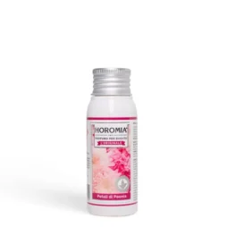 Una piccola bottiglia bianca con tappo argentato, recante l'etichetta "Petali di Peonia - Profuma Bucato Horomia - 50 ml", presenta un'etichetta rosa con petali di peonia, aggiungendo eleganza ai momenti quotidiani del bucato su uno sfondo bianco semplice.
