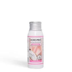 Una piccola bottiglia bianca con un tappo argentato con l'etichetta "Profuma Bucato Horomia". L'etichetta rosa e bianca mostra il tessuto e il testo in italiano, come "Soffice Talco", che evoca un delicato profumo di polvere.