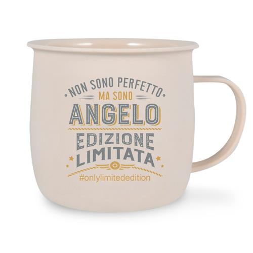 Angelo – Non sono perfetto ma sono edizione limitata Hervit Creations Una tazza beige con la scritta "Non sono perfetto ma sono Angelo, edizione limitata" in blu e giallo vanta il suo status unico #onlylimitededition.