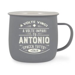 La tazza grigia, denominata "Antonio - A volte vinci a volte impari tu", presenta un testo in italiano bianco: "A volte vinci, a volte impari. Tu Antonio spacca tutto! #Daje." Ha un design minimalista e una maniglia semplice.