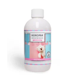 Una bottiglia bianca da 500 ml di Profuma Bucato - Baby Talco - Horomia raffigurante un orsetto su un'etichetta blu e rosa con cuoricini pendenti. Ha un tappo bianco e colori pastello.