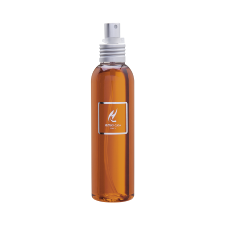 Dolce Mandarino – Spray Ambiente – Hypno Casa 150 ml Diffusore Spray Hypno Casa Un flacone trasparente da 150 ml contenente un liquido ambrato reca l'elegante etichetta "Dolce Mandarino - Spray Ambiente - Hypno Casa", con un ugello bianco su uno sfondo bianco, che ne rivela l'allettante aroma.