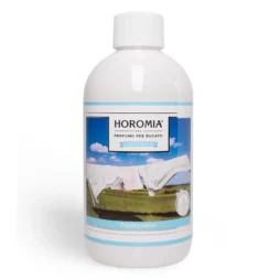 La fragranza per bucato Horomia Profuma Bucato "Fresh Cotton" presenta un'immagine di lenzuola bianche su uno stendino contro un cielo azzurro. Il flacone è elegantemente bianco con accenti blu, a rappresentare freschezza e pulizia.