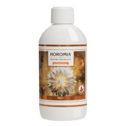 Una bottiglia di plastica bianca da 500 ml con l'etichetta "Profuma Bucato - Elixir" di Horomia presenta un'immagine floreale su uno sfondo dorato, con la frase "L'Originale Elixir". Presenta un tappo bianco scanalato, che mette in risalto la sua raffinata semplicità.