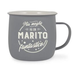 Tazza grigia con la scritta in italiano "Mia moglie ha un marito fantastico!" in bianco, circondata da una corda e delle stelle, che afferma con orgoglio "Mia moglie ha un marito fantastico!.