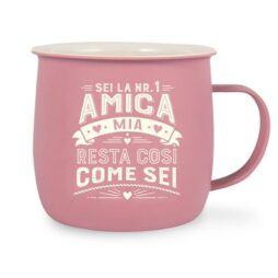 La tazza rosa "Sei la numero 1 amica mia, resta cos&igrave; come sei" presenta testo bianco e motivi a cuore.