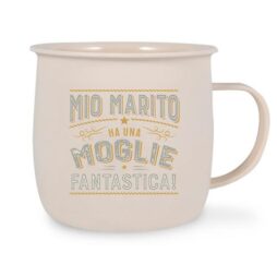La tazza "Mio Marito ha una moglie fantastica" &egrave; color crema, con testo in italiano in un carattere stilizzato e decorazioni eleganti, e presenta un manico semplice su uno sfondo bianco immacolato.