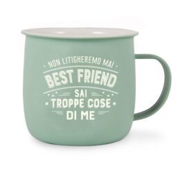 Una tazza verde con manico, con la scritta in italiano: "Non litigheremo mai sai troppe cose di me", ovvero "Non litigheremo mai, migliore amico, sai troppe cose di me".