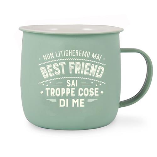 Non litigheremo mai sai troppe cose di me Hervit Creations Una tazza verde con manico, con la scritta in italiano: "Non litigheremo mai sai troppe cose di me", ovvero "Non litigheremo mai, migliore amico, sai troppe cose di me".